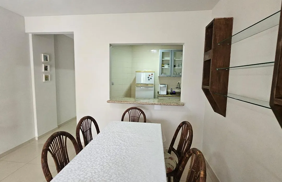 Lindo apartamento reformado a duas quadras da praia da Enseada-1
